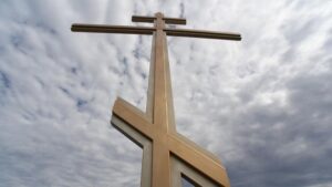 Российские военные установили поклонный крест в Белогоровке в ЛНР