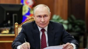 Путин рассказал об опасности неподконтрольных видов связи в зоне СВО