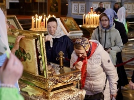 Светская паломничка: очередь к мощам Спиридона превратилась в культурный ритуал