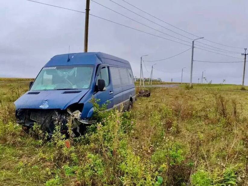 Автобус в Каменском районе сошёл с дороги: водитель в тяжёлом состоянии